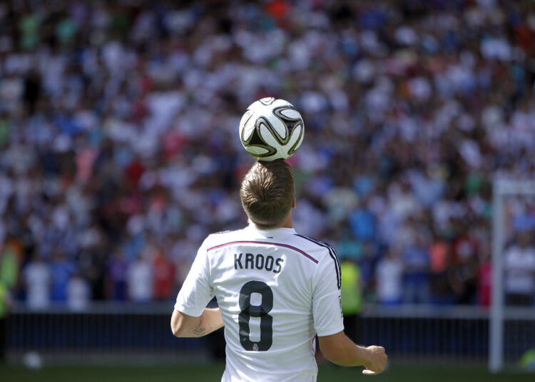 Cầu Thủ Mang Áo Số 8 Xuất Sắc: Biểu Tượng Của Tiền Vệ Kiệt Xuất